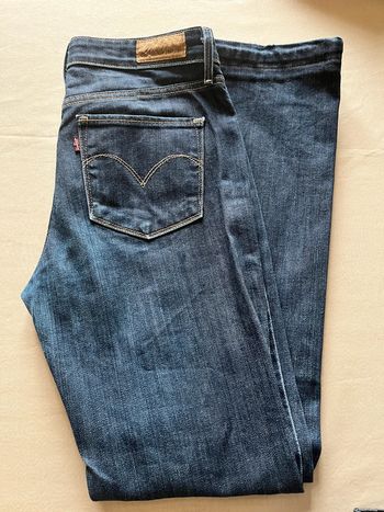 Jean Levis Demi curve
