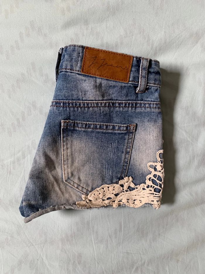 Short en jean avec dentelle - photo numéro 2