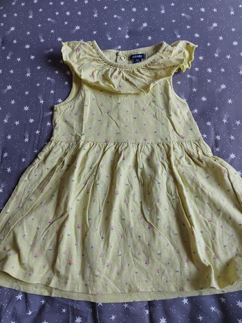 Robe sans manche à col volant