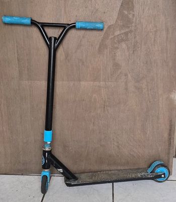 Trottinette freestyle noire et bleue – bon état