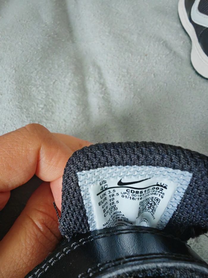 Baskets Nike taille 18 - photo numéro 3