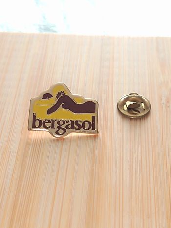 Pin's crème solaire 💛Bergasol