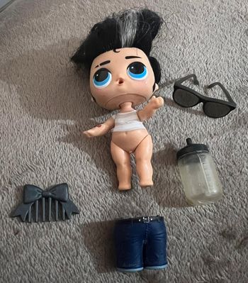 Petite poupée L.O.L surprise avec accessoires en bon état