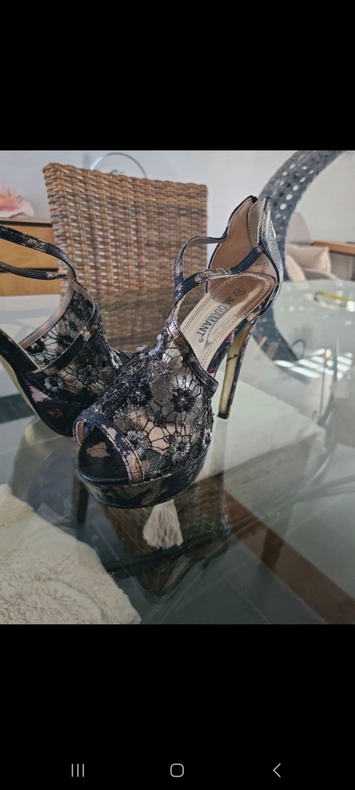 Très jolie chaussure à ton semelle compensée