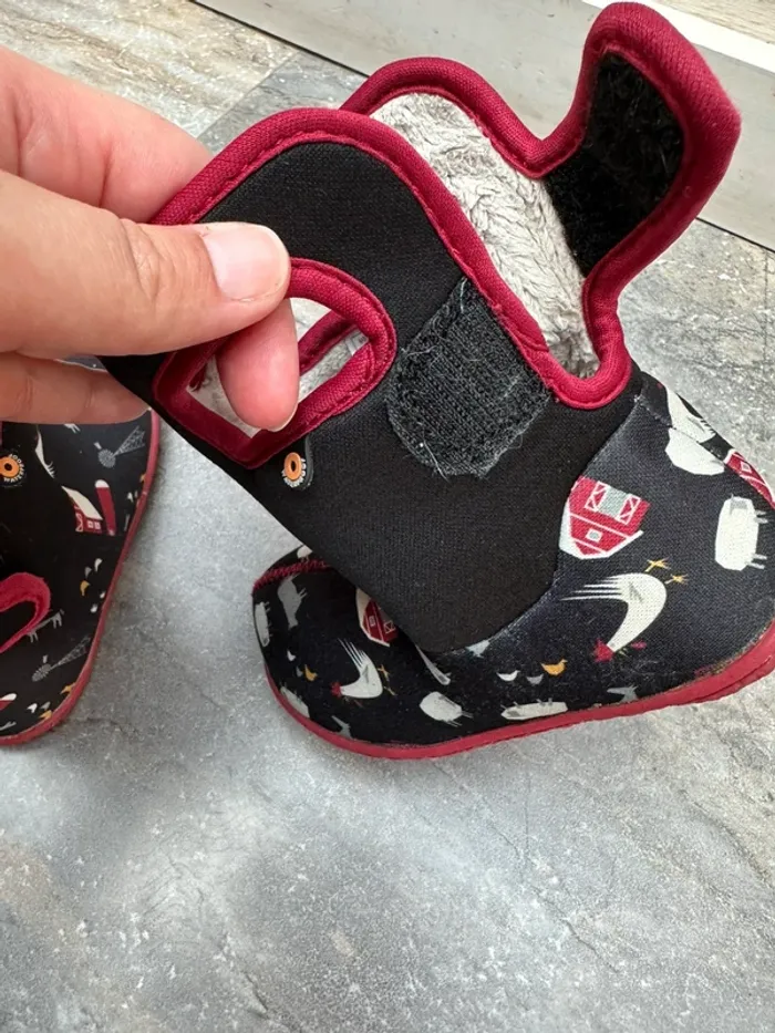 Bottes Bogs 25 noir et rouge ferme - photo numéro 9