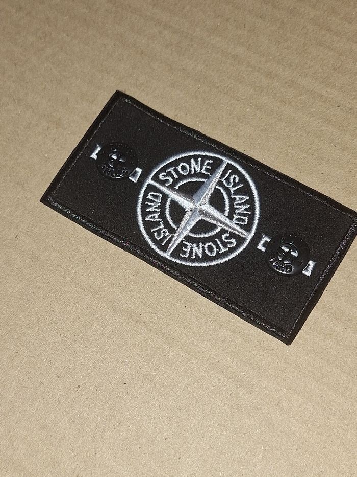 1 Patch Stone Island blanc + 2 boutons - photo numéro 2