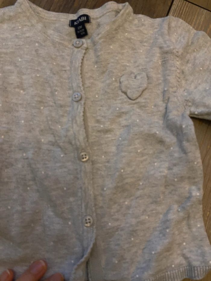 Gilet Kiabi 12 mois gris boutons coeur - photo numéro 2