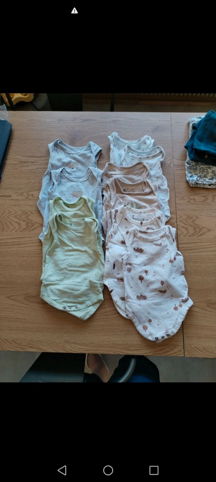 Lot de 10bodies sans manches 3 mois (genre Marcel)