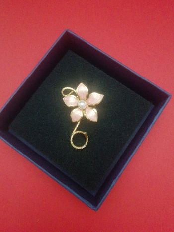 Broche fleur à  perle