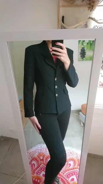 Petite veste noire avec boutons vintage