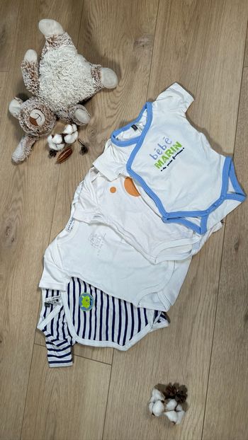Lot 4 bodies bébé 1 mois