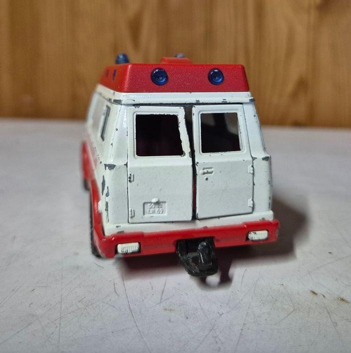 Majorette ambulance blanche et rouge 1/36 vintage van - photo numéro 4