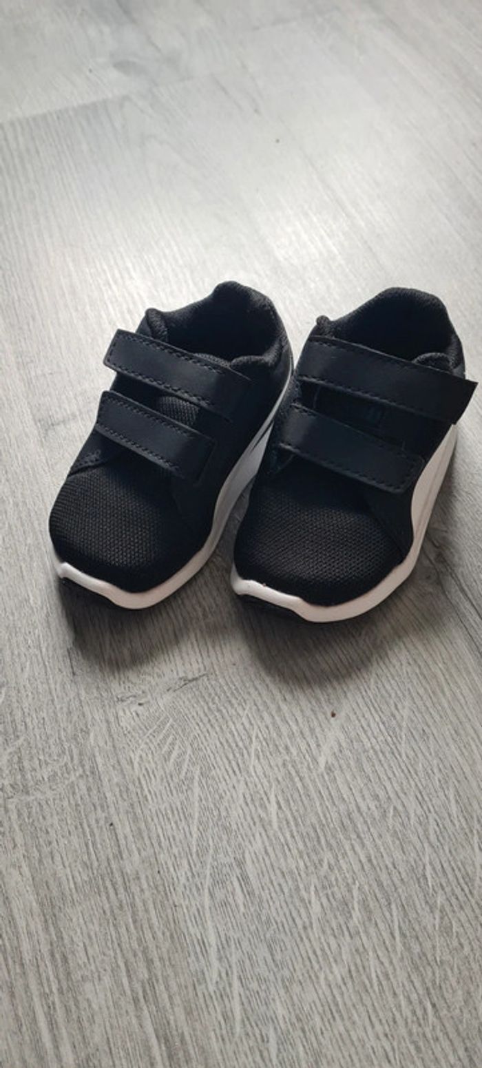 Puma noires et blanches Pointure 20