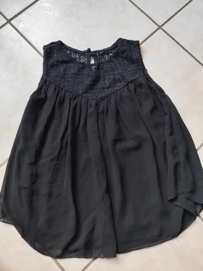 Haut fluide en dentelle
