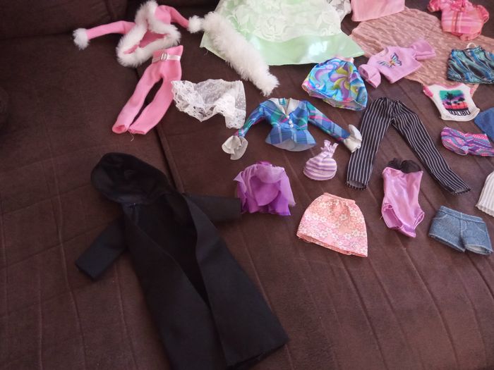 Lot VETEMENTS pour poupées BARBIE - photo numéro 2