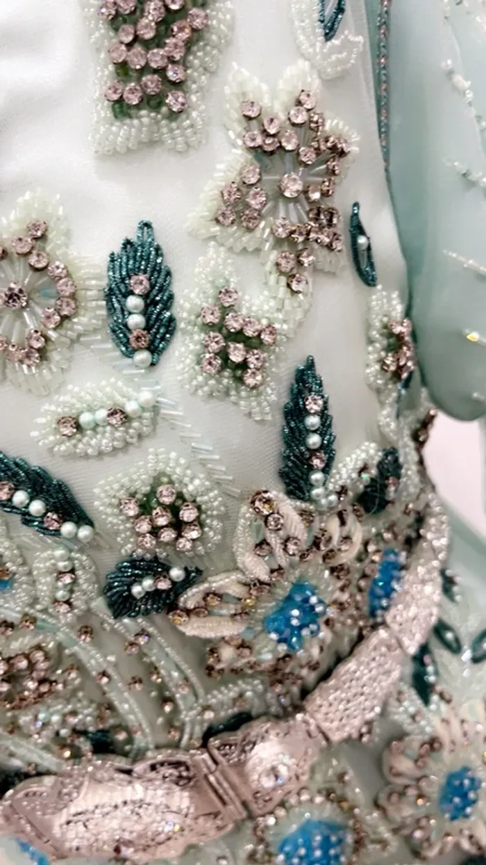 Caftan perlé très chic porté