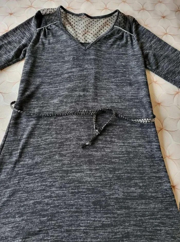 Robe  grise mi-cuisses  taille  38  femme  très bon  état