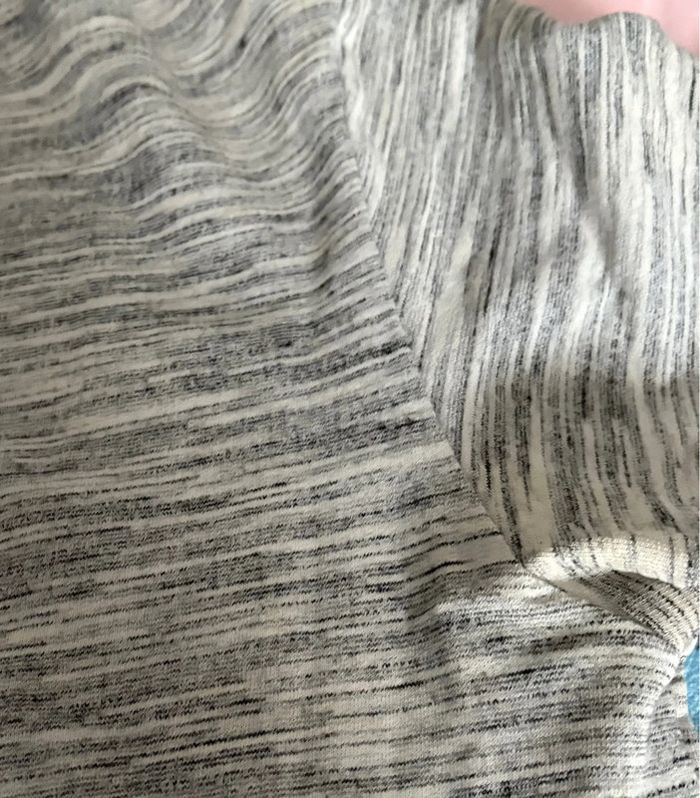 Tee-shirts gris à trou - photo numéro 6