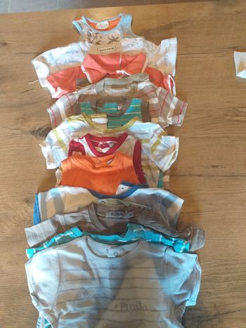 Lot de 13 t shirts et debardeurs