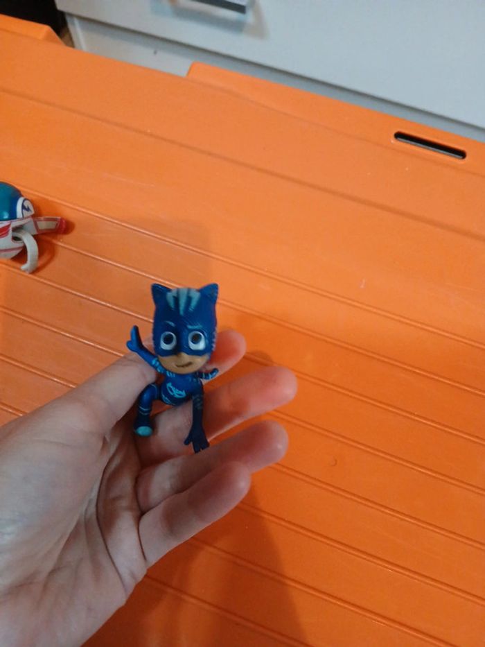 Pyjamask figurine yoyo et un robot - photo numéro 4