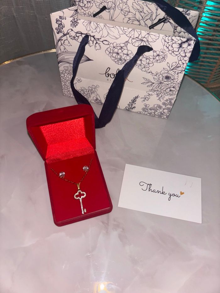 Parure Collier + Boucles d’oreilles – Pendentif Clé – Neuf - photo numéro 5