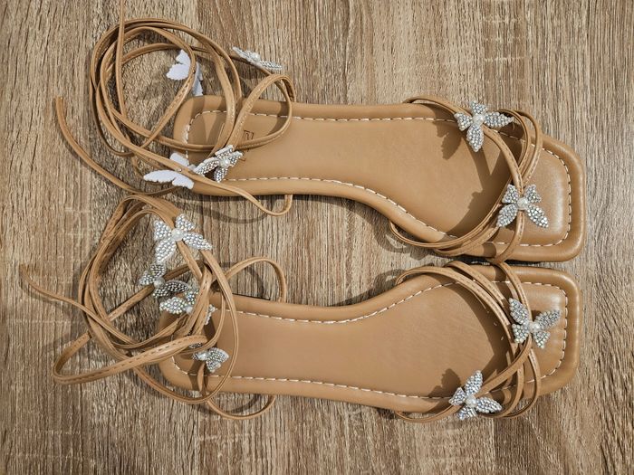 Nu-pieds à lanières avec des papillons 🦋