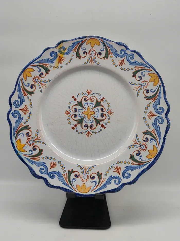 ancienne assiette en faience de nevers decor polychrome