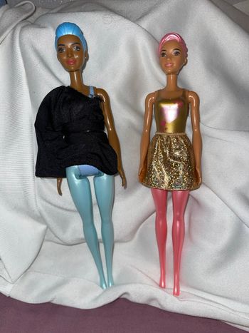 Lot de 2 poupées Barbie cheveux colorés avec vêtements