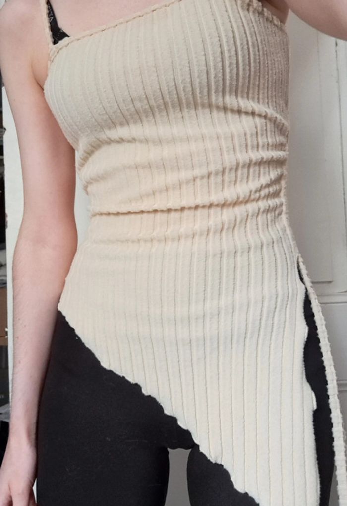T-shirt tank top cami débardeur asymétrique en maille.