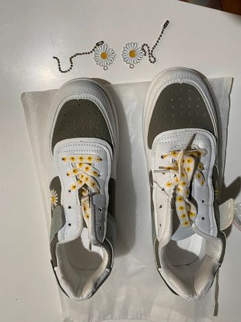 Basket  correaine blanc et gris à motifs fleurs taille 37