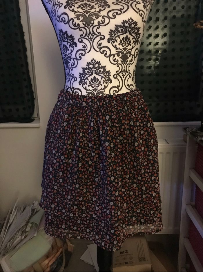 Jupe fleuri . Taille M - photo numéro 4