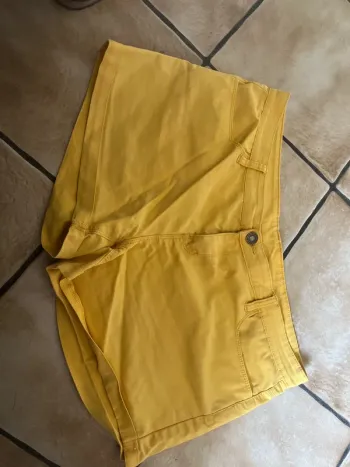 Short jaune