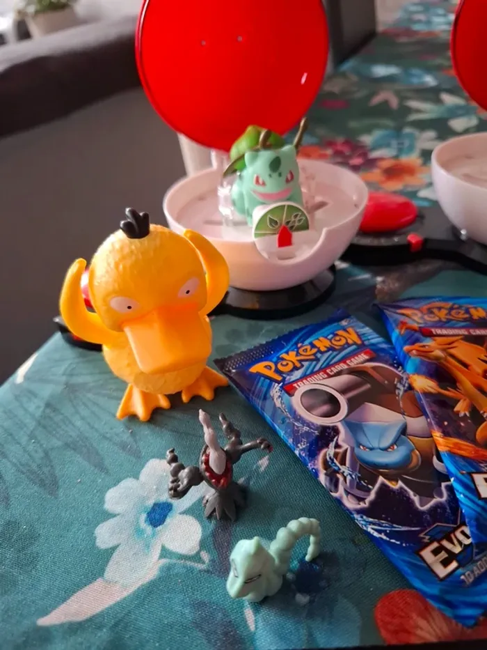 Magnifique pokeball toupie avec figurine et ceinture et lot de cartes pokemon neuve non officiel - photo numéro 5