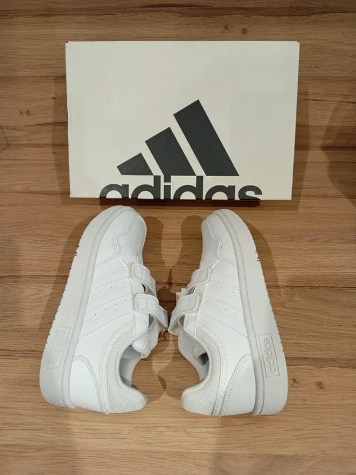 Baskets mixtes blanches à scratchs Adidas pointure 34 neuves dans leur boîte d'origine 🏷 - photo numéro 2
