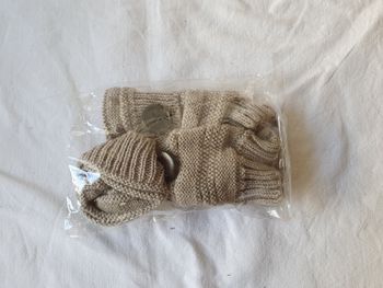 Paire de mitaine gants tricotées beige avec bouton neuves sous blister