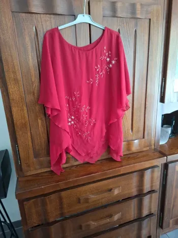 Très belle blouse rouge sombre.