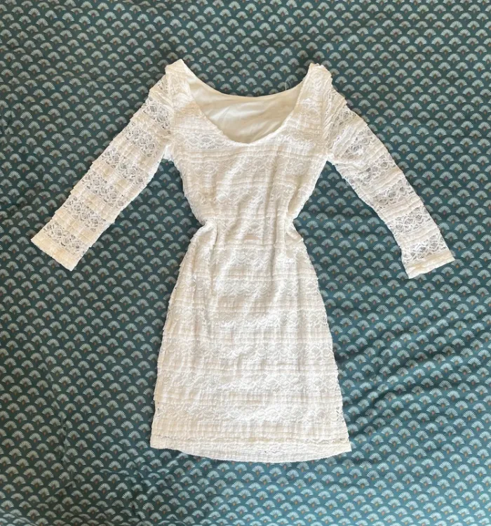 Superbe mini robe blanche moulante en dentelle à manches longues décolleté dos - photo numéro 3