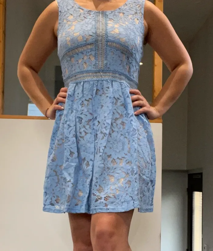 Robe bleu broderie dentelle mariage qed london sexy