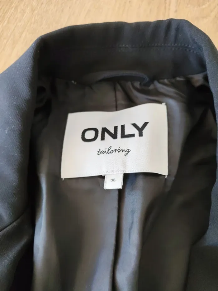 Veste tailleur noire cintrée ONLY taille 36 – bouton doré - photo numéro 6