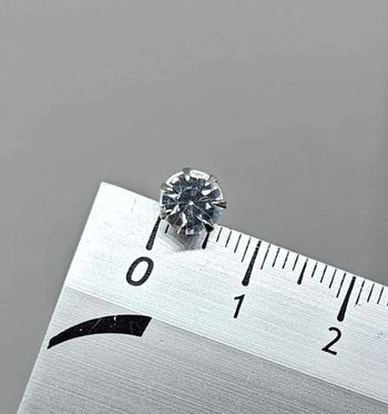 Paire de boucles d'oreilles.
Neuve. 3a