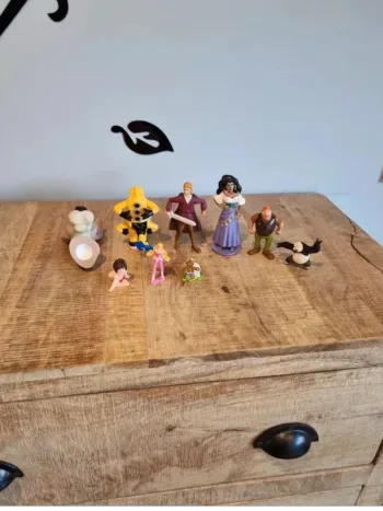 Lot de figurines disney