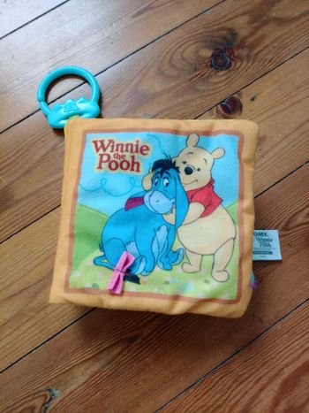 Livre tissu Winnie l'ourson Tomy Disney