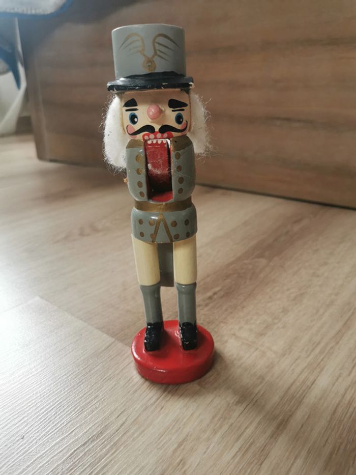 Figurine en bois casse-noisette vintage