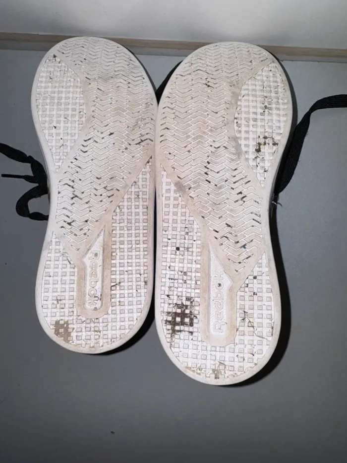 Baskets Marque Reebok pointure 35 noire et dorées - photo numéro 4