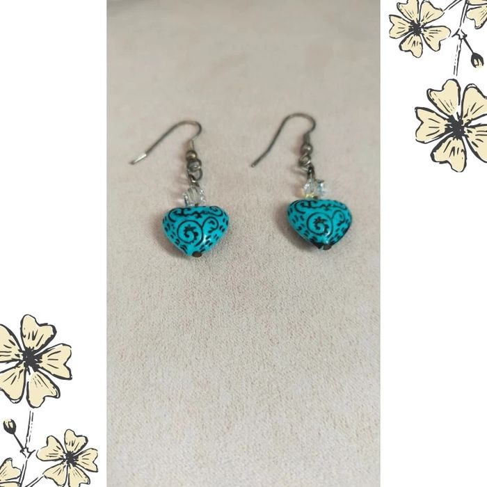 Boucles d’oreilles pendantes – cœur turquoise à motifs noirs - photo numéro 3