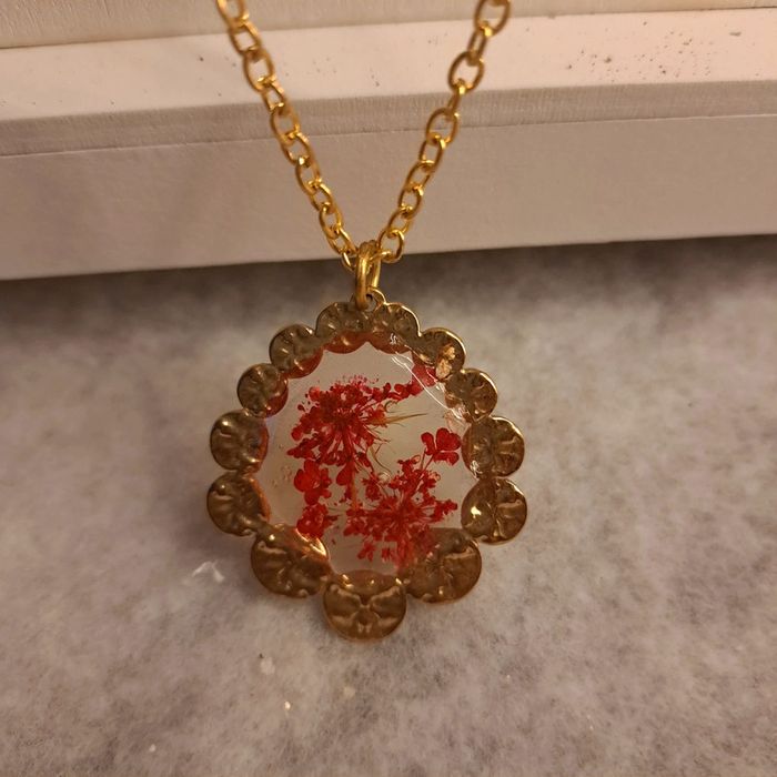Collier avec pendentif en résine florale - photo numéro 4