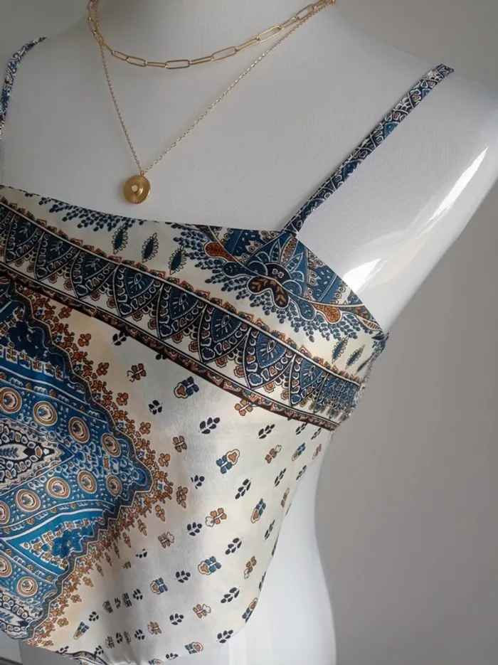 Magnifique haut court crop top asymétrique beige et bleu avec