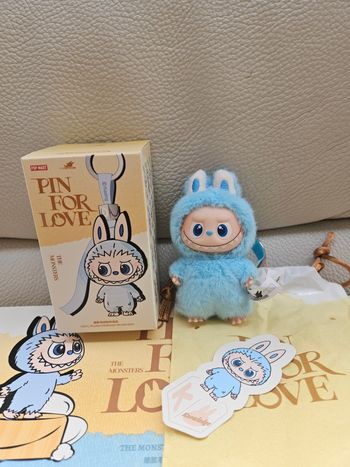 Labubu Pin for Love lettre K bleu turquoise Pop Mart
