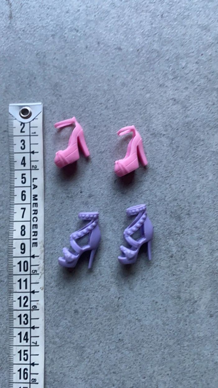 Lot accessoires chaussures pour poupée Barbie