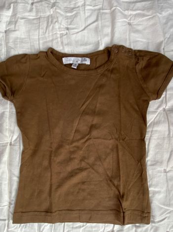 T-shirt marron, Placard de Fille 